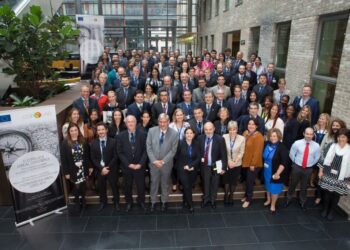 Debate retos de políticas sobre drogas