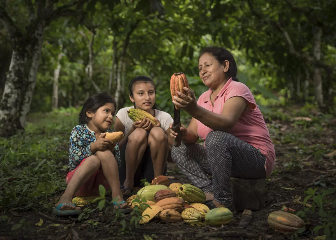 Madre e hijas con cacao