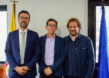 El director con viceministros