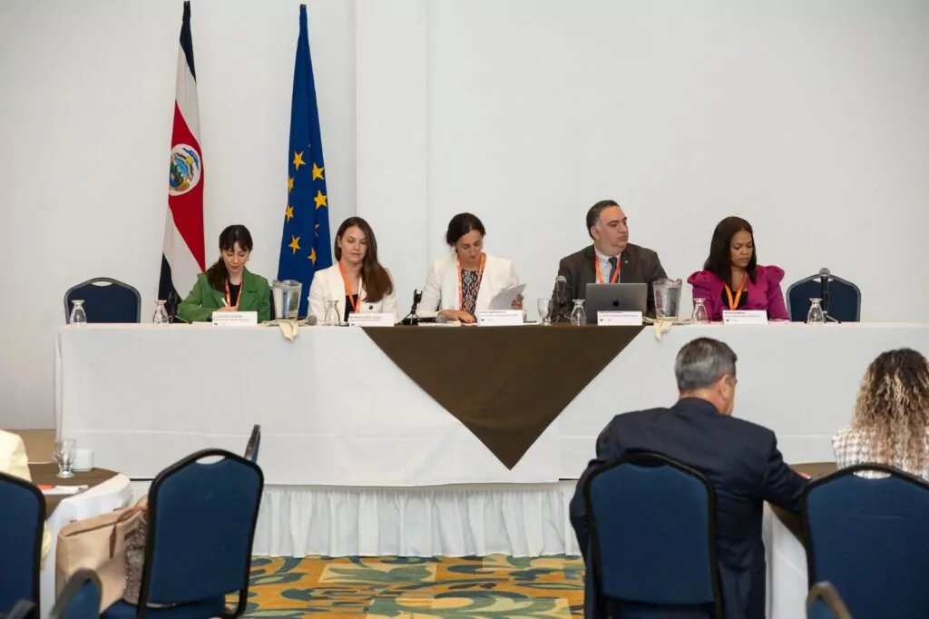 Asistentes en una mesa de debate