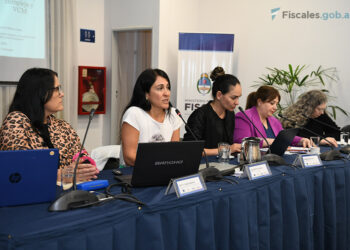 Mujeres en una mesa de debate