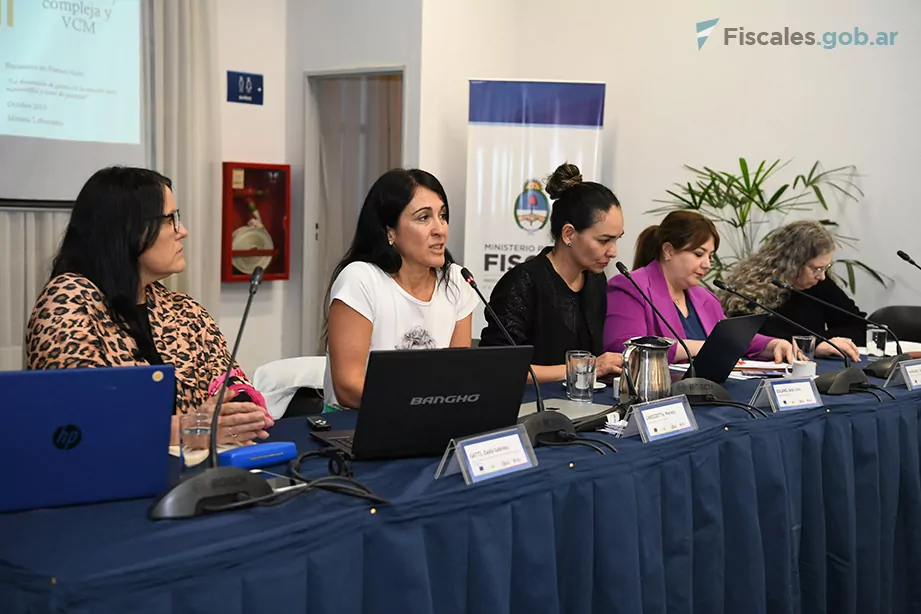 Mujeres en una mesa de debate