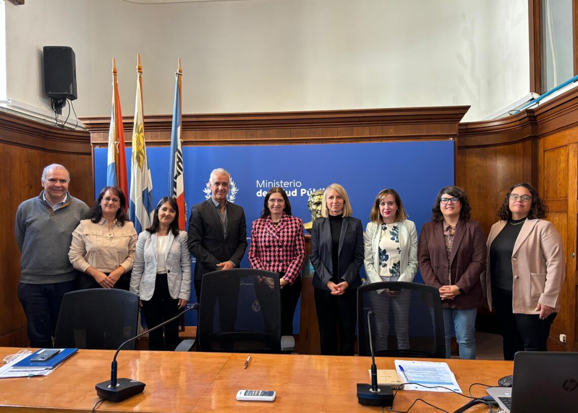 Asistentes a la mesa de debate del ministerio de salud pública de Uruguay
