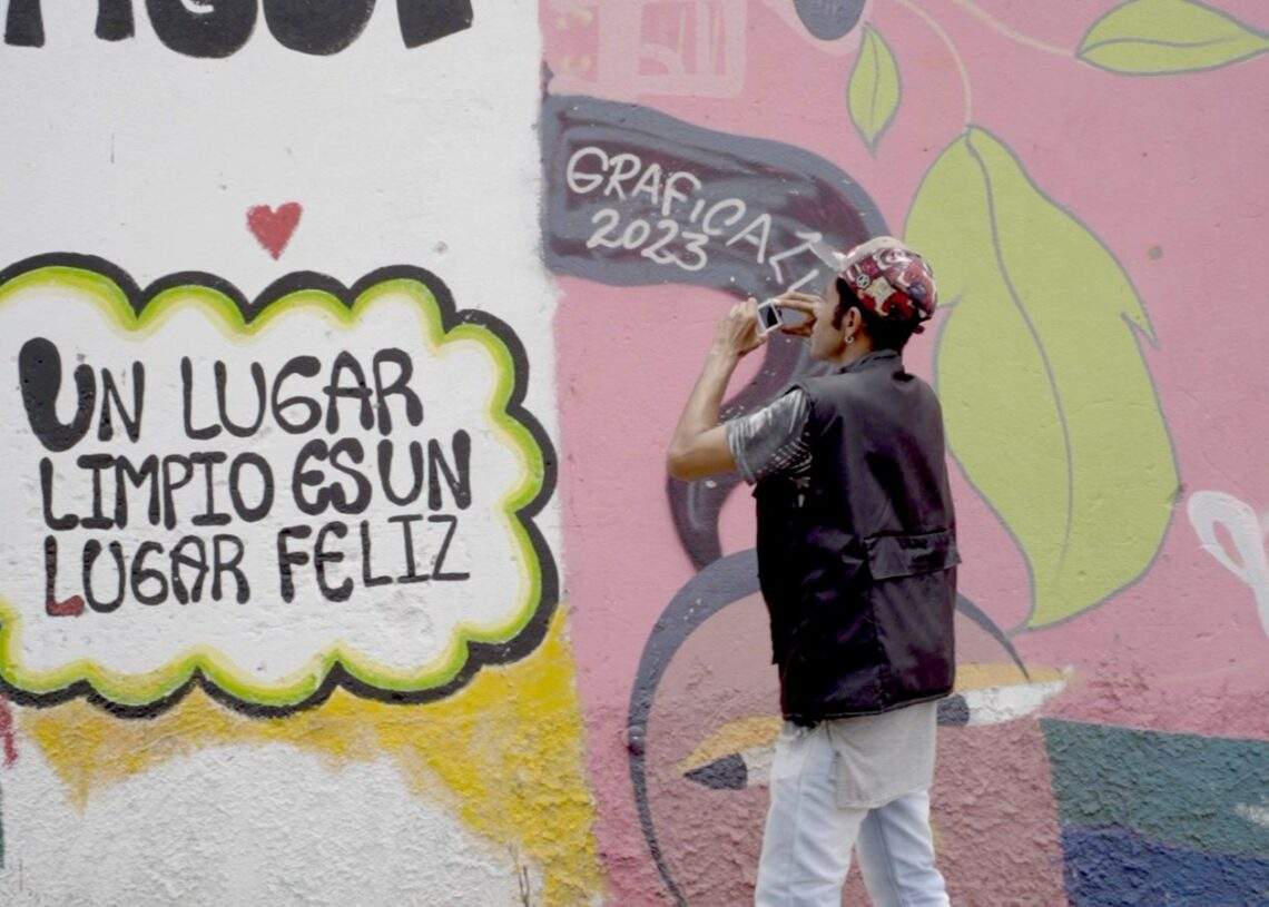 Jefferson toma una fotografía en Sucre durante el cierre del taller "Bosque de la memoria"