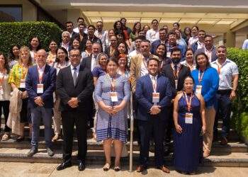Asistentes a la presentación de los talleres para niñez y adolescencia institucionalizada en El Salvador