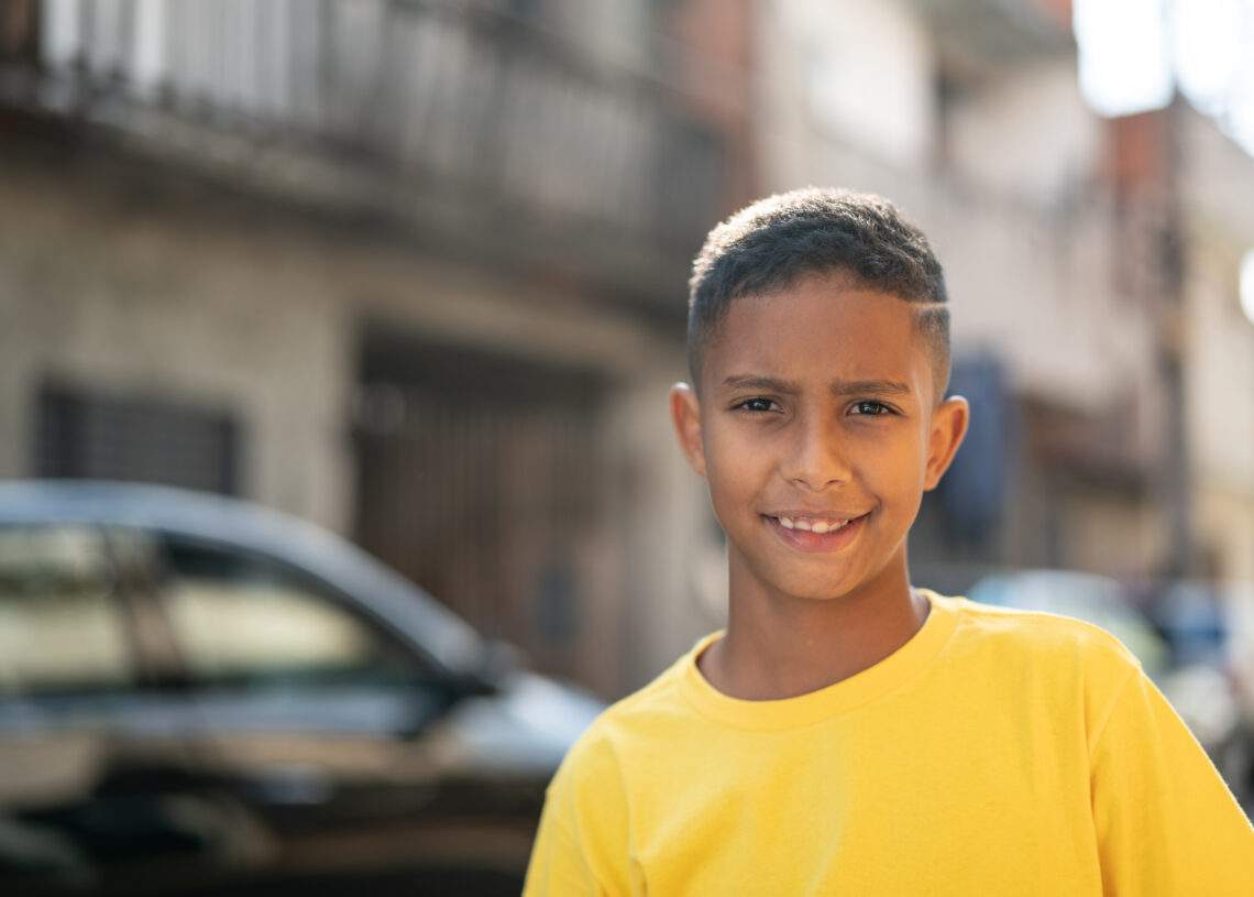 niño mira a cámara