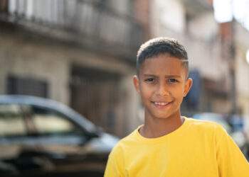 niño mira a cámara