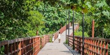 Niños caminan por un puente en el Amazonas.